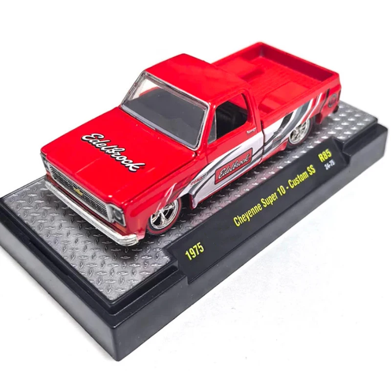 M2 Diecast 1:64 Scale 1975 Cheyenne Super 10 1970 Mustang Mach 1 Simulation Alloy Toy Car Model Static Decoration Display Gifts