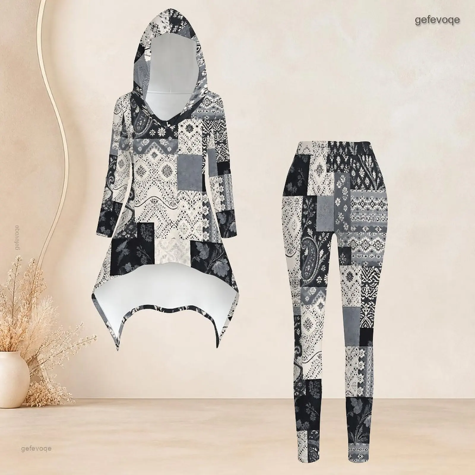 Conjunto de dos piezas para mujer: top con capucha y leggings, con estampado floral y motivos de paisley en patchwork, en colores negro, blanco y gris.