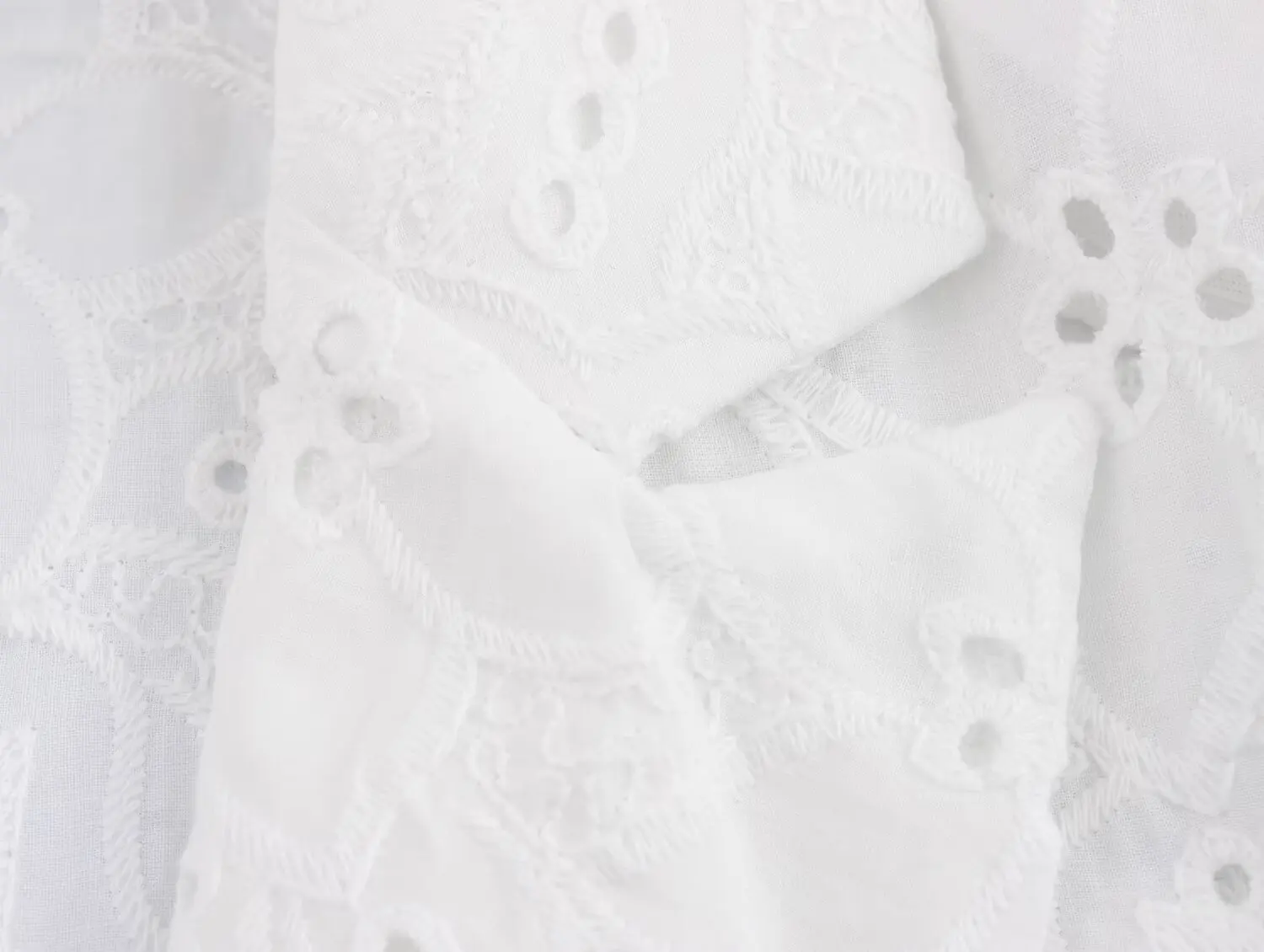 2025 الصيف الأبيض القطن الدانتيل السترة السراويل دعوى مجموعة العيينة التطريز زر صدفي هيم ملابس عصرية