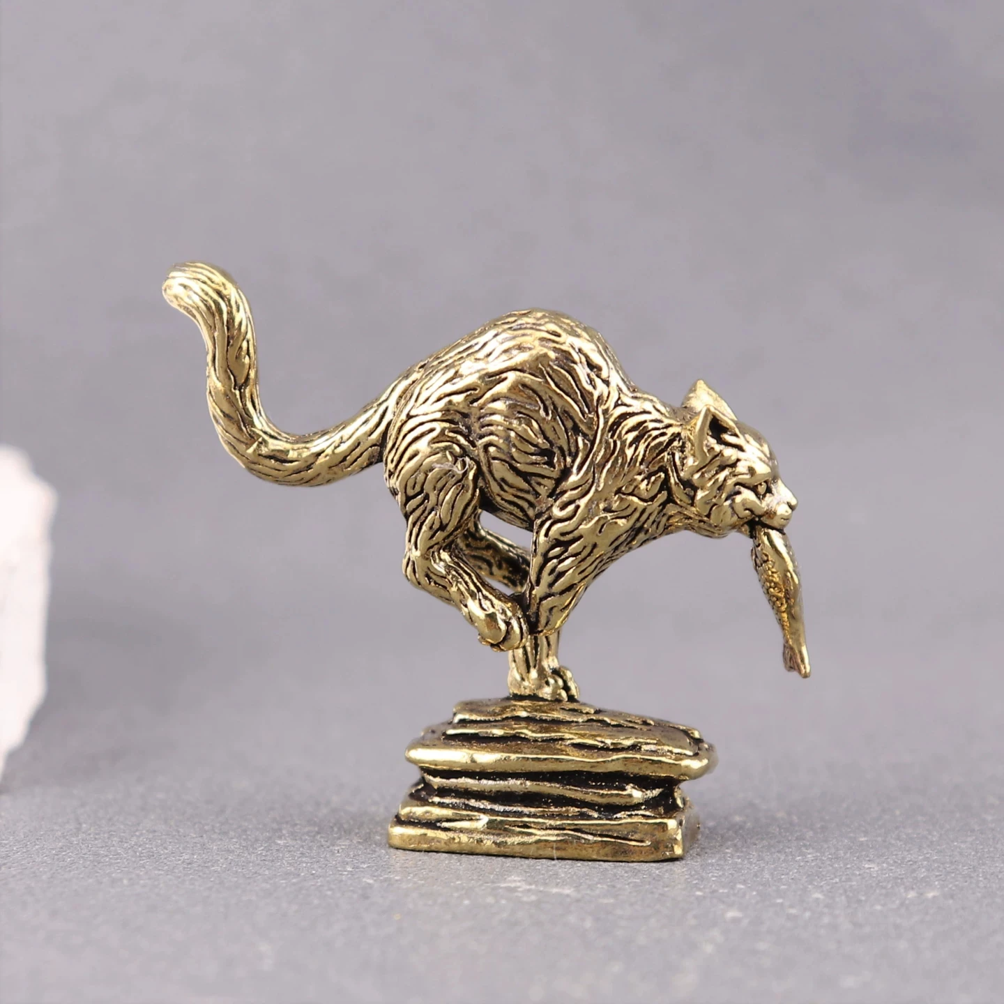 Brass Cat Holding Fish Small Statue Desktop Ornaments Vintage Animal Figurines Model Lucky Home Decorations Crafts Accessories ﻿