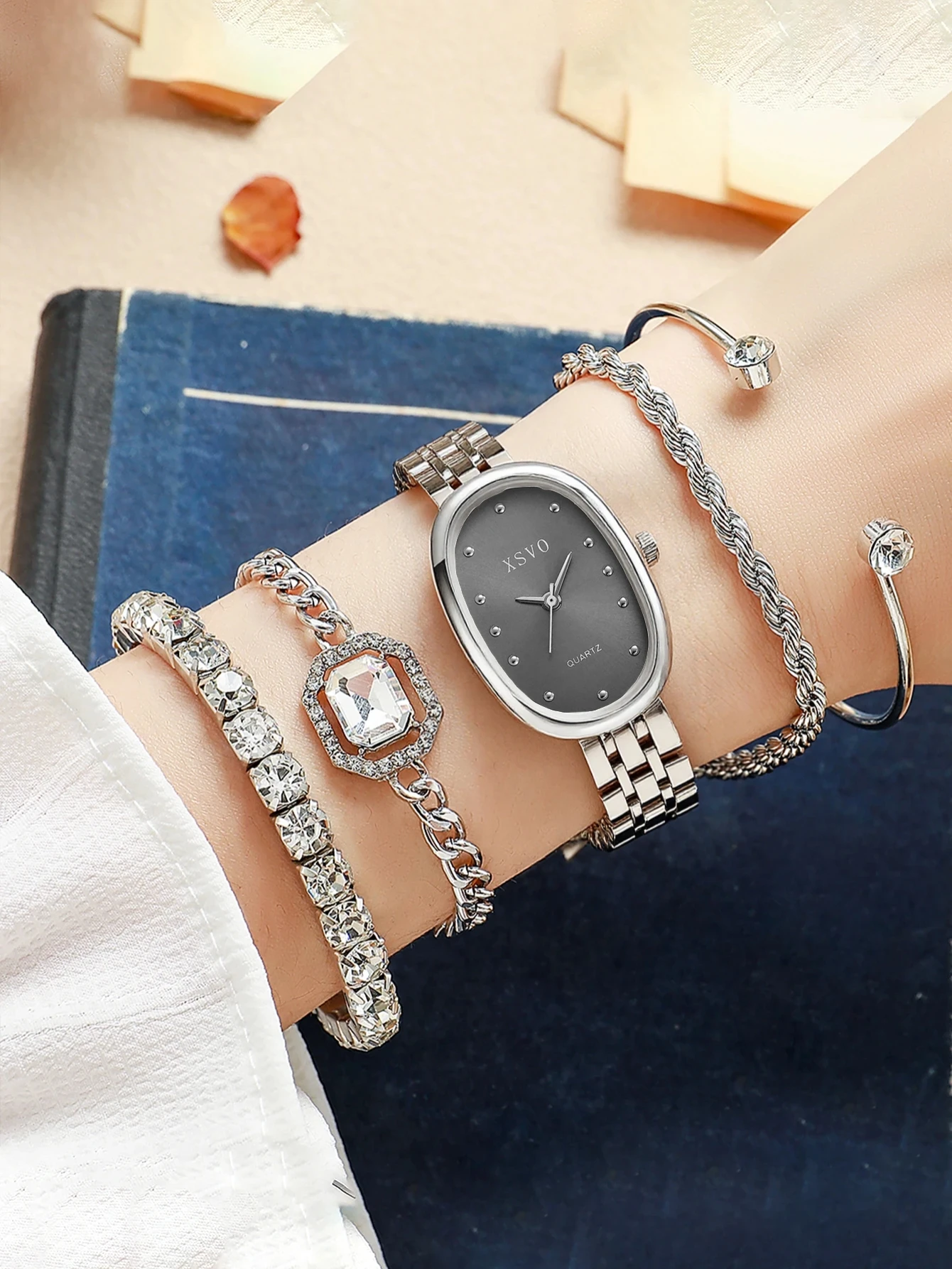 

Модные простые и элегантные женские кварцевые часы с овальной шкалой со стразами, набор из 5 браслетов, подходят для Дня Благодарения, Рождества