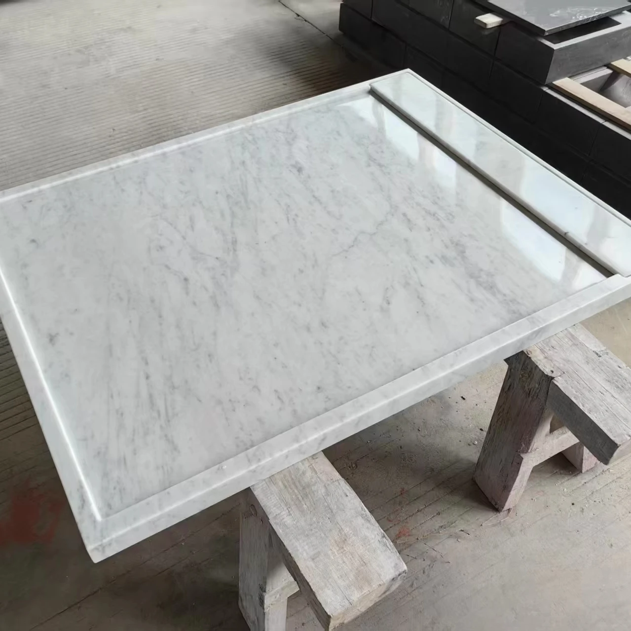 Plato de ducha de piedra natural pulido personalizado, plato de ducha de mármol Carrara para baño con drenaje lineal de hotel