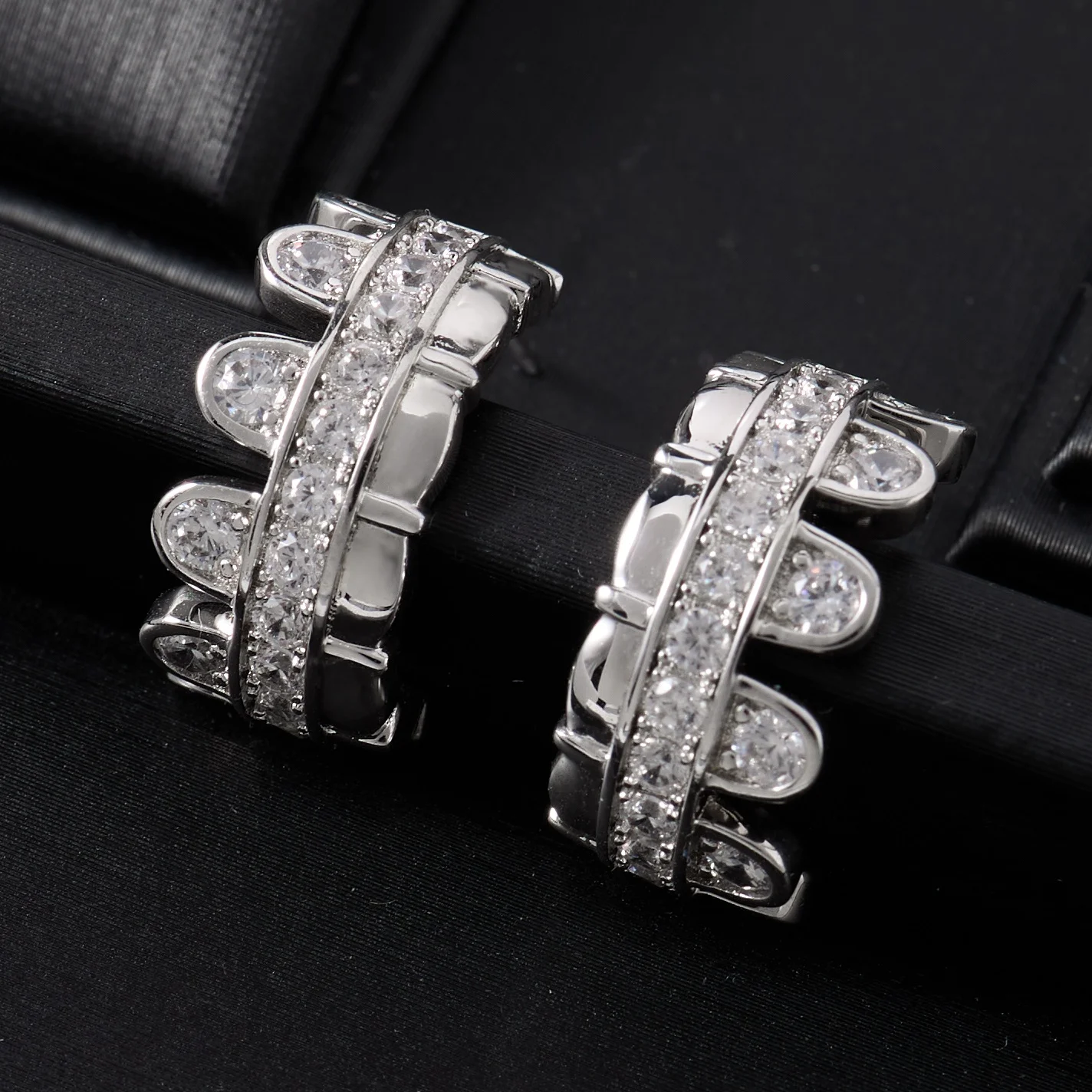 013894 Women Luxury Cubic Zirconia Hoop Earrings Silver Color Snake Shape CZ Crystal Huggie Earrings Fashion Party Jewelry Gift