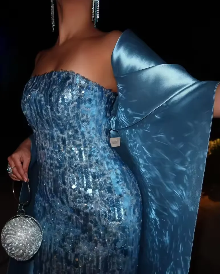 Sukienka na studniówkę bez ramiączek w kolorze niebieskim, zdobiona błyszczącymi cekinami, z satynowym szalem, krój syreny, sukienka celebrytki na imprezę, luksusowa arabska suknia wieczorowa.