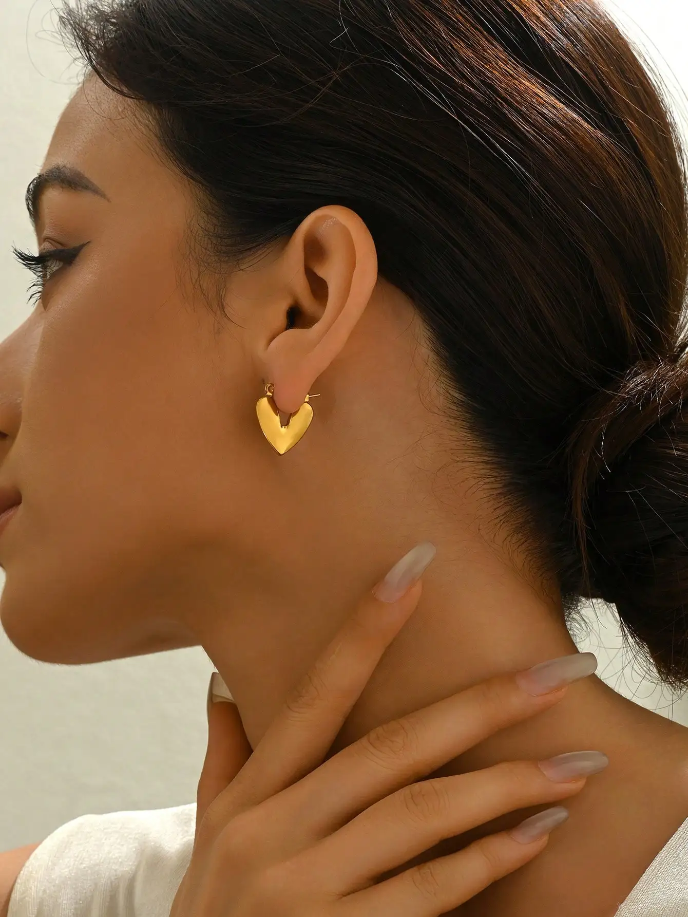 1 pair of stainless steel 18K gold-plated full-dimensional glossy heart-shaped earrings. Vintage style heart-shaped earrings with a high-end feel, suitable for pairing with suits, dresses, and various outfits. Luxurious and versatile earrings