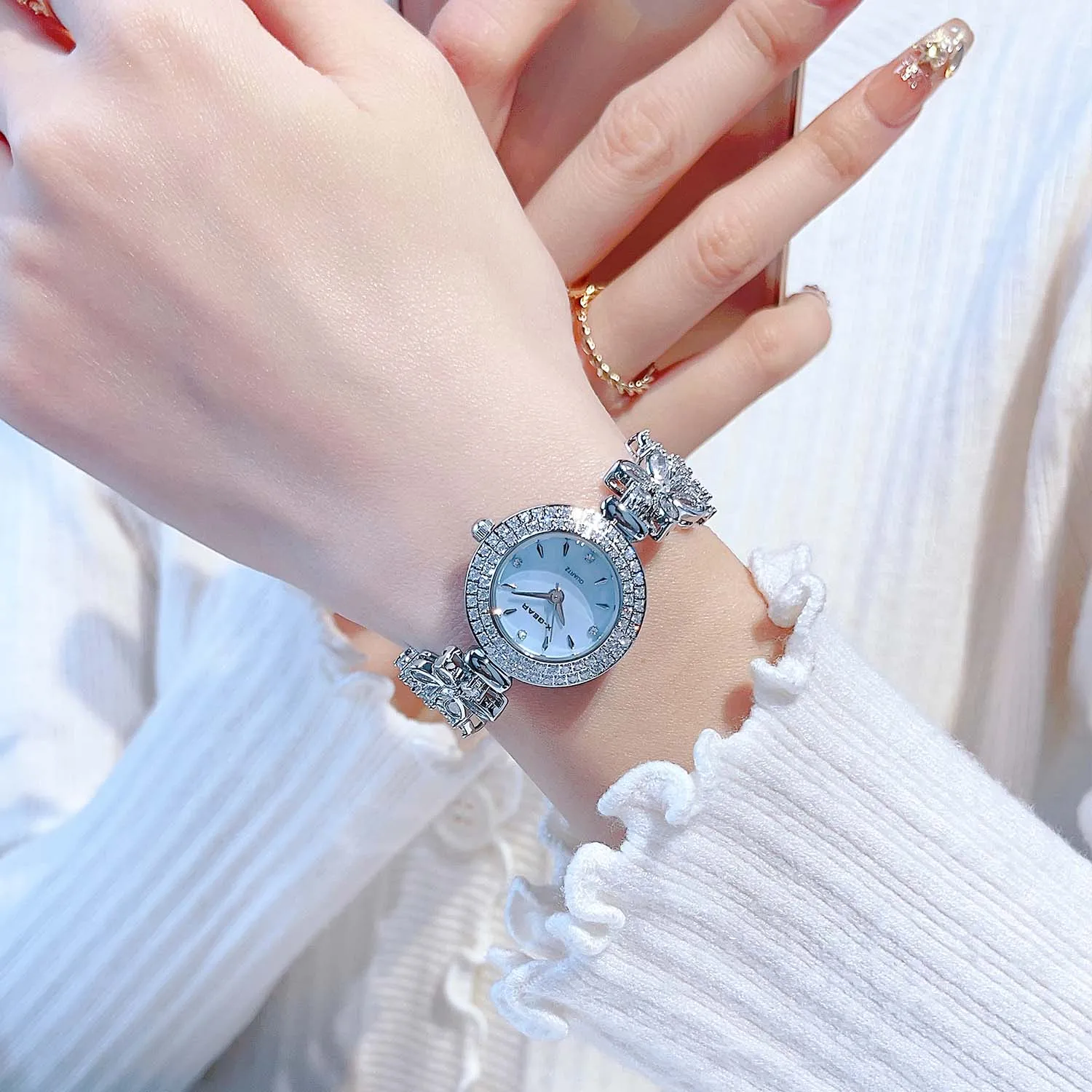 ساعة كوارتز X-GEAR باللون الذهبي - ساعة يد نسائية فاخرة من حجر الراين مع قرص أم اللؤلؤ وحزام سوار مجوهرات عصرية