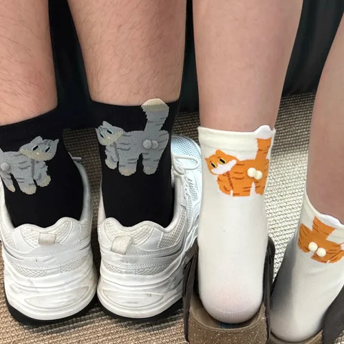 Imagen 2 del producto 1/2 pares de nuevos calcetines de tubo medio con trasero de gato 3D bonitos de dibujos animados calcetines casuales de algodón divertido calcetín de suelo de huevo de gato para mujeres niñas regalos de pareja