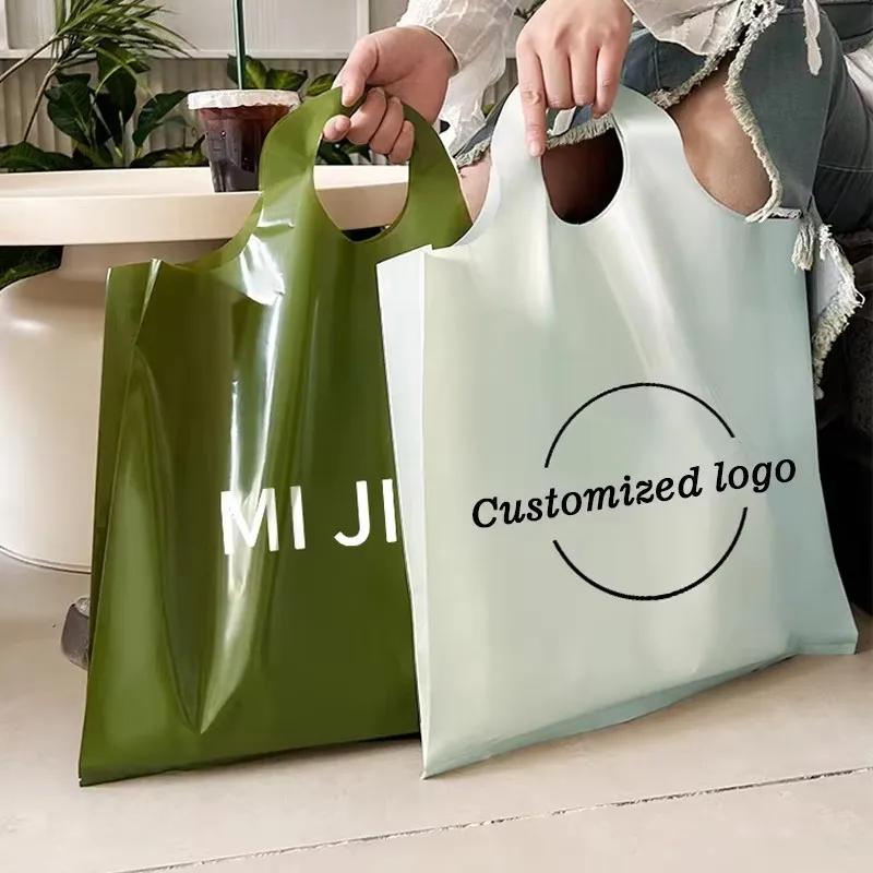 

500 шт./лот, оптовая продажа, пластиковые пакеты для покупок с индивидуальным логотипом и вырубной ручкой, экологичные, перерабатываемые, для упаковки одежды