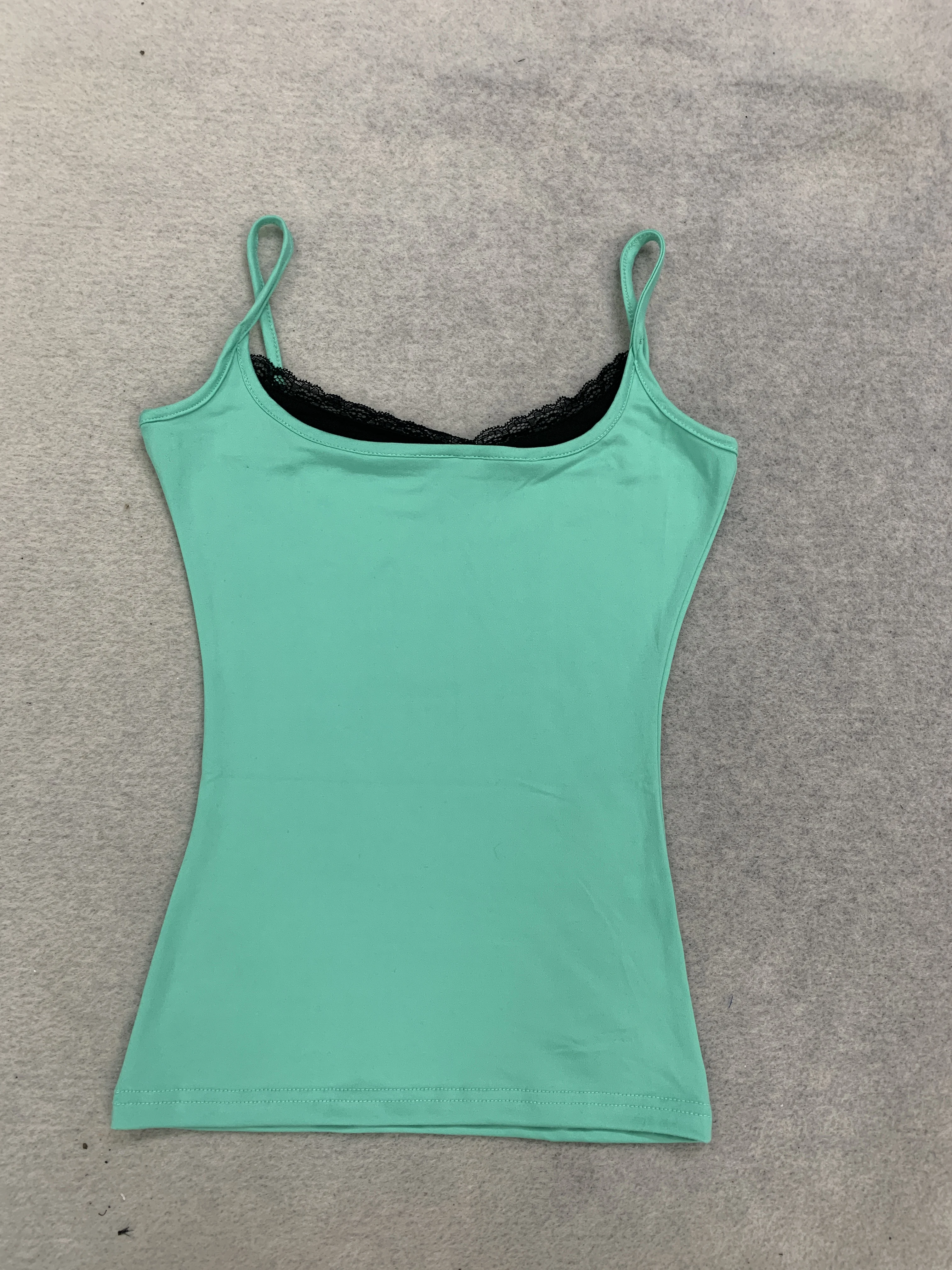 Y2K Hot Girl Einfarbiges Tanktop mit dünnen Trägern, seitlicher Spitzenverzierung, eng anliegend, ärmellos, lässiges Street-Style-Top. – Detail 15