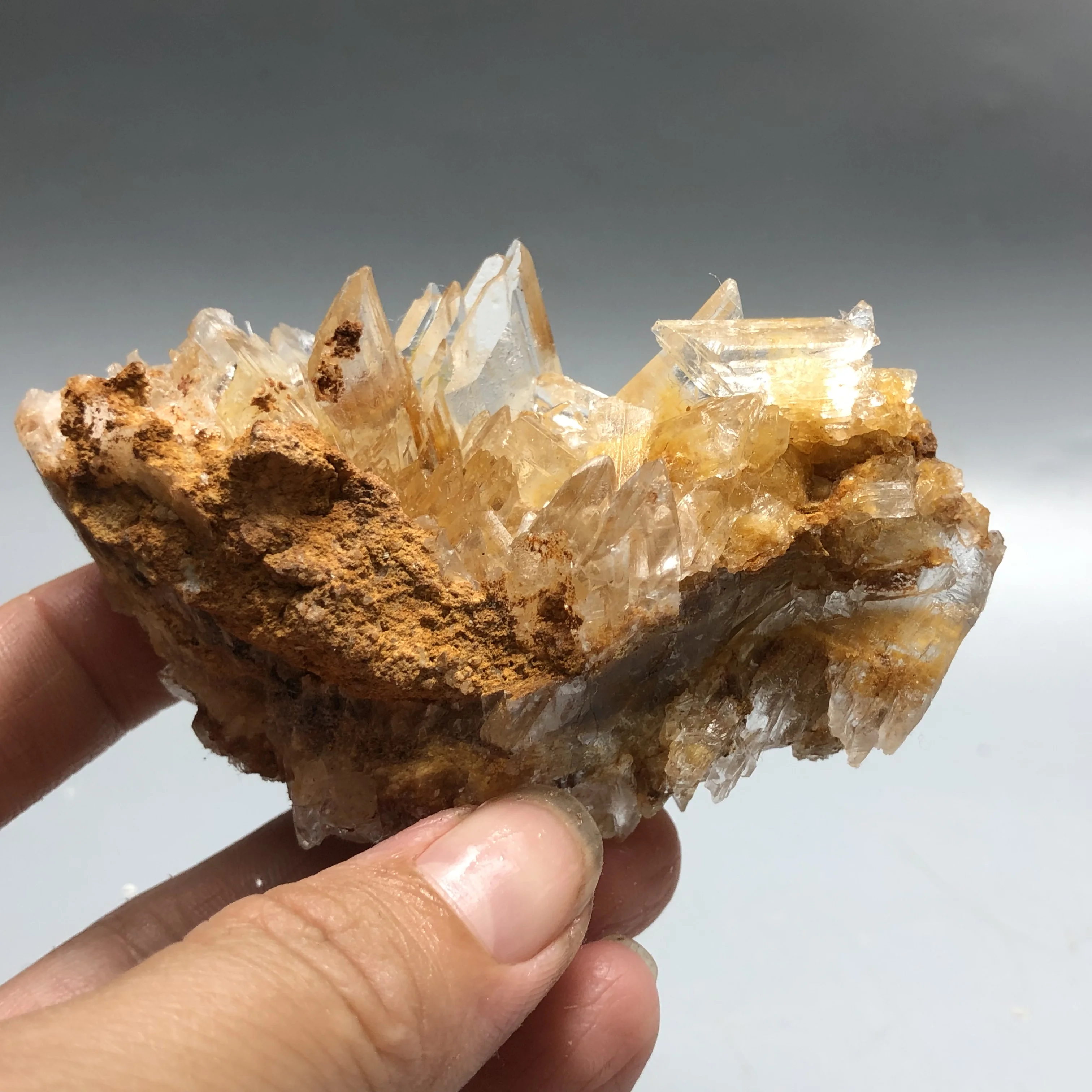 

111.4gNatural gypsum raw stone crystal mineral geology teaching specimen with stem rock strange stone ornamental stone ornament