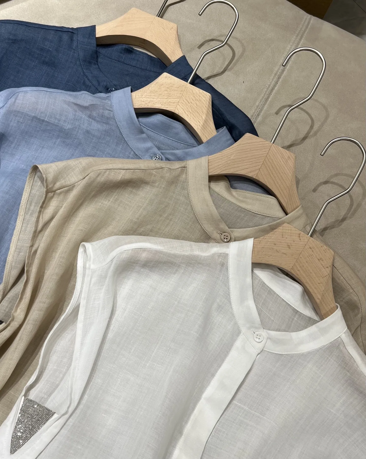 

Новая женская рубашка из рами с коротким рукавом для весны/лета: свежая, стильная, универсальная и элегантная.