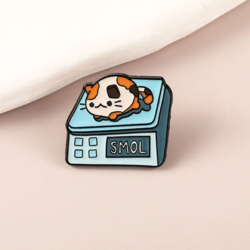 Cute Colorful Weighing Cats Enamel Brooch For Women Men Simple Design Backpacks Pins Young Girls Party Jewelry Friends Gift E024