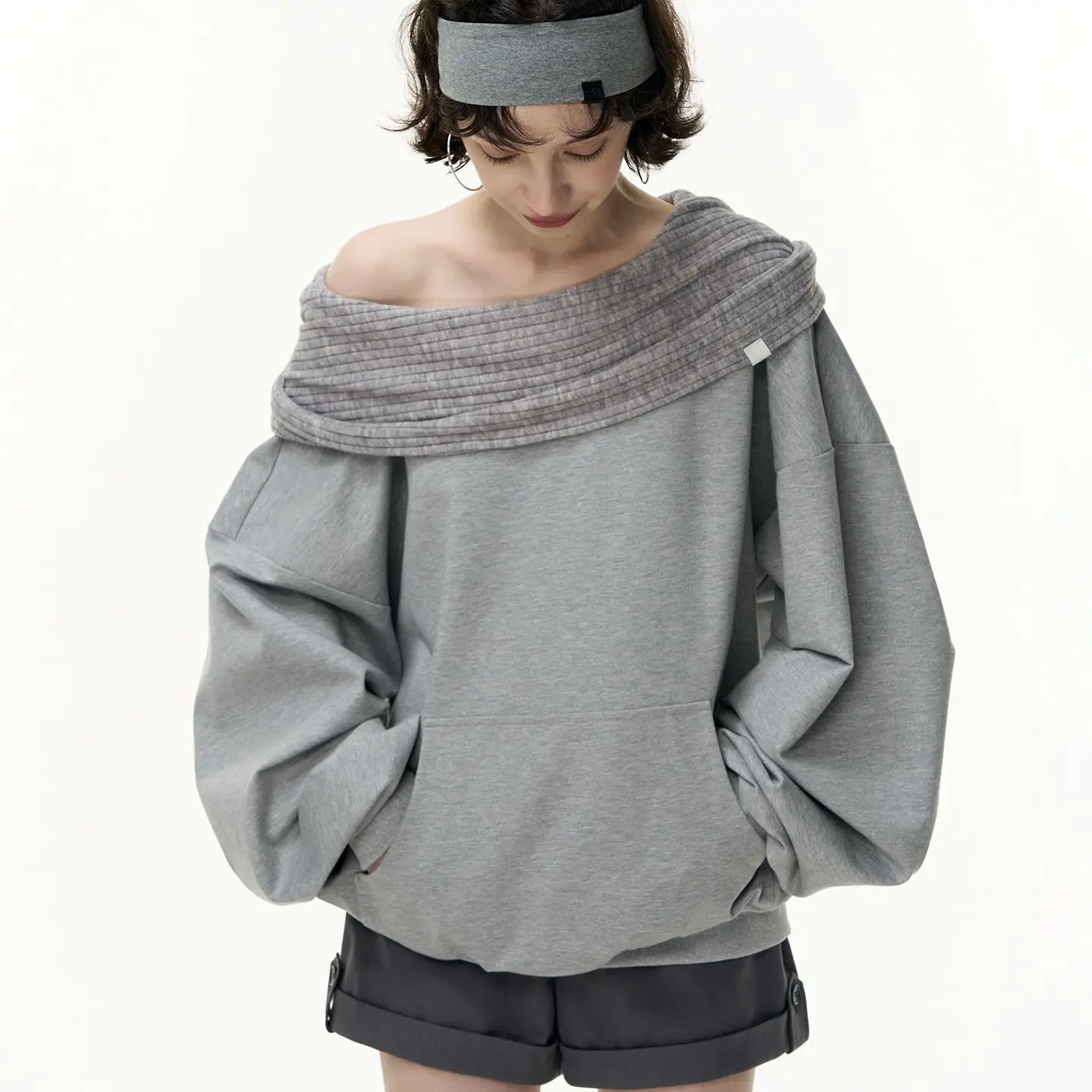 سترة نسائية بغطاء للرأس بدون أكتاف - بلوفر غير متماثل برقبة قارب، بلوزة Y2K فضفاضة بقلنسوة، بلوزة خريفية عصرية بكتف بارد