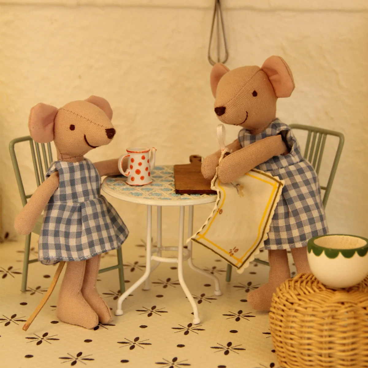 Maßstab 1:12 Metall Esstisch Stühle Set Miniatur Puppenhaus Möbel Realistisches Eisen Café Bistro Set für BJD, Szene Diorama