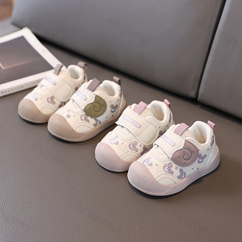 لينة سوليد الطفل المشي حذاء كاجوال 2025 ربيع جديد للأطفال تنفس أحذية رياضية مريحة موضة طباعة تصميم أحذية رياضية