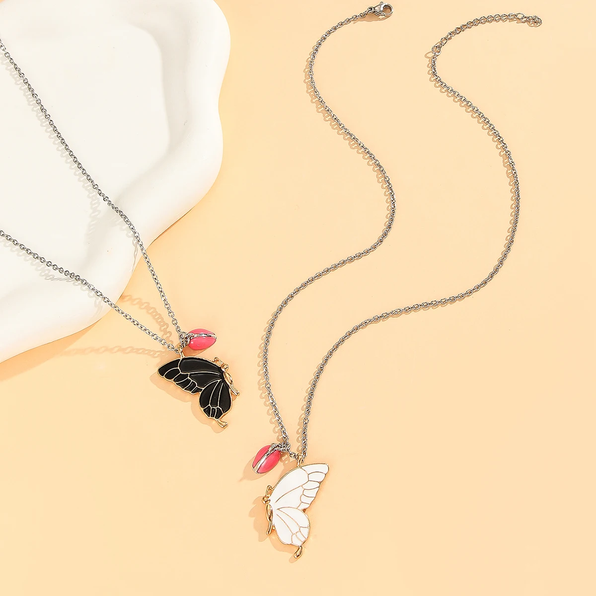 قطعتان/مجموعة قلادة شقيقة الفراشة المضيئة باللونين الأبيض والأسود على شكل قلب وإكسسوارات الرياح المغناطيسية اللطيفة