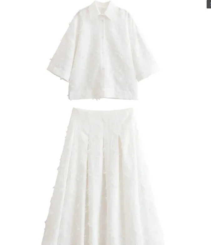 Tweedelige set met witte kwastjes voor dames, elegant revers shirt met lange mouwen en geplooide maxirok met hoge taille, zomerkantooroutfit 2025