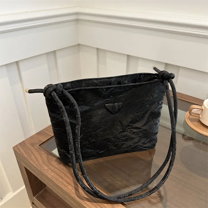 

A Fashionable, Simple, Solid-colored, High-quality, Artistic, Trendy, Casual and Versatile Shoulder Bag for Women.