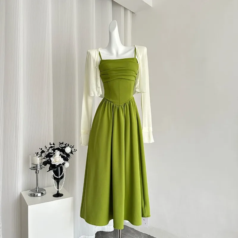 Zakazano palenia zielonych pęczków, sukienek typu slip w kolorze zielonego lasu, damskich wczesnowiosennych i letnich spódnic retro w stylu francuskim.