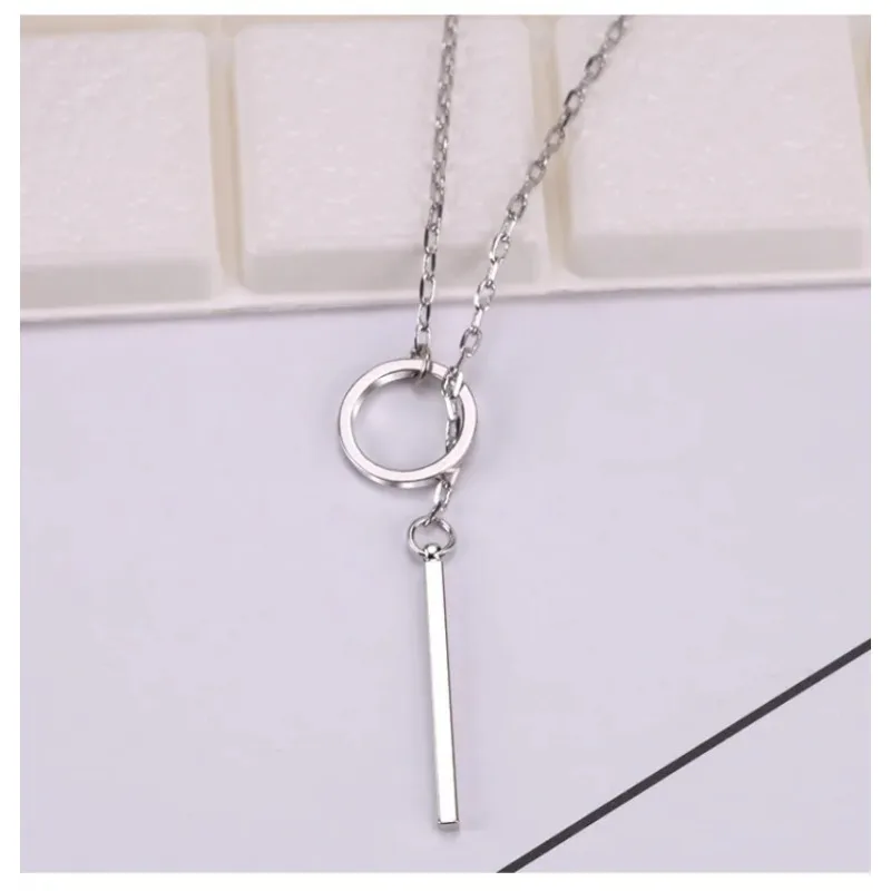 

This fashionable clothing necklace features a unique design and elegant style. It is a simple round knitted women's necklace
