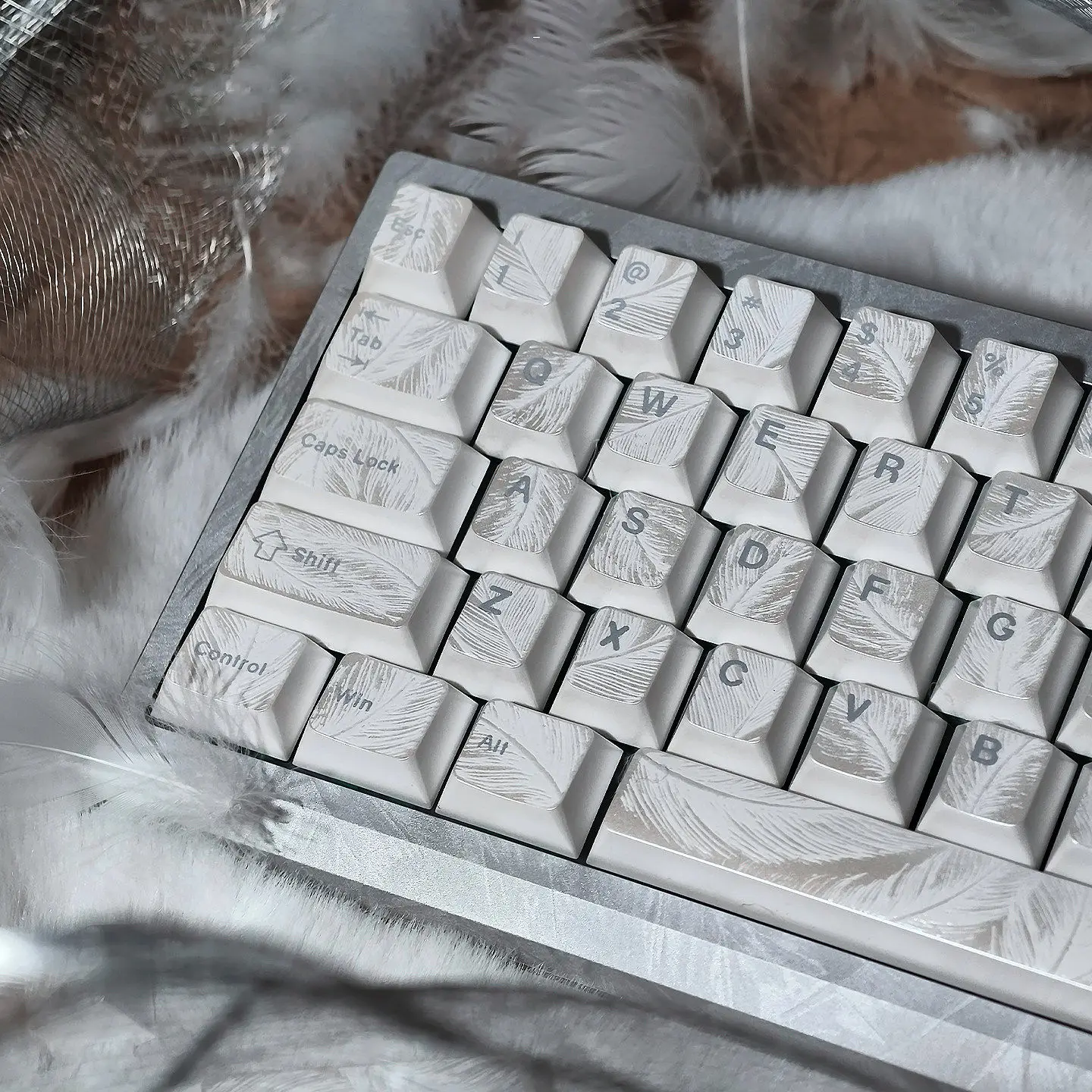 

White Relief Feather Pattern Theme Keycaps Set PBT Cherry Profile Custom Original Handmade Keycaps for Mechanical Keyboard Gift