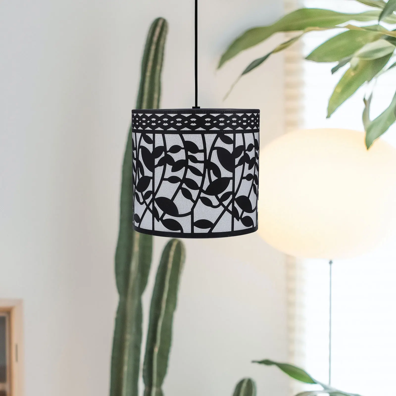 

Creative Iron Art Lamp Shade with Leaf Design Stable Waterproof Light Cover for Cozy Home Decor Lighting Solution
