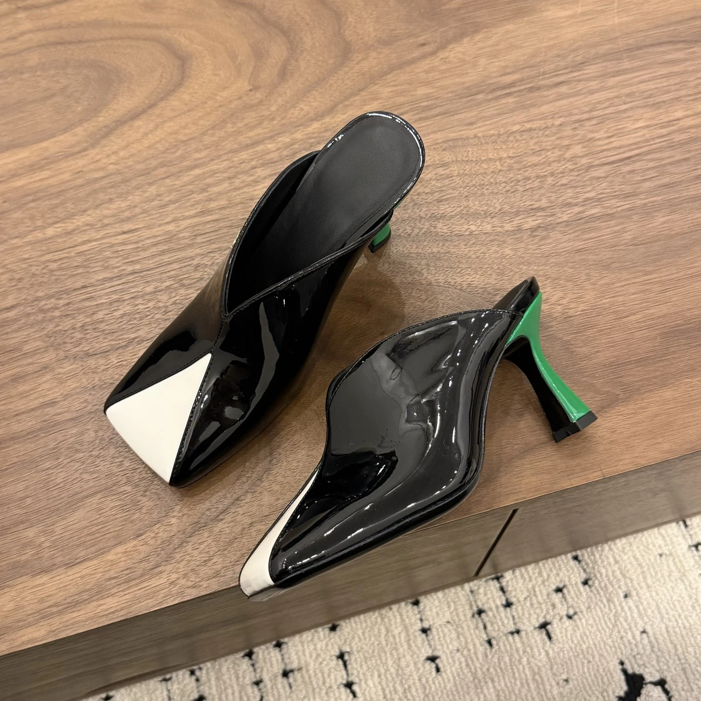 Nueva llegada: Mule de mujer bicolor de charol con punta cuadrada y tacón medio de 7 cm, suela de cuero genuino, tallas 34-41