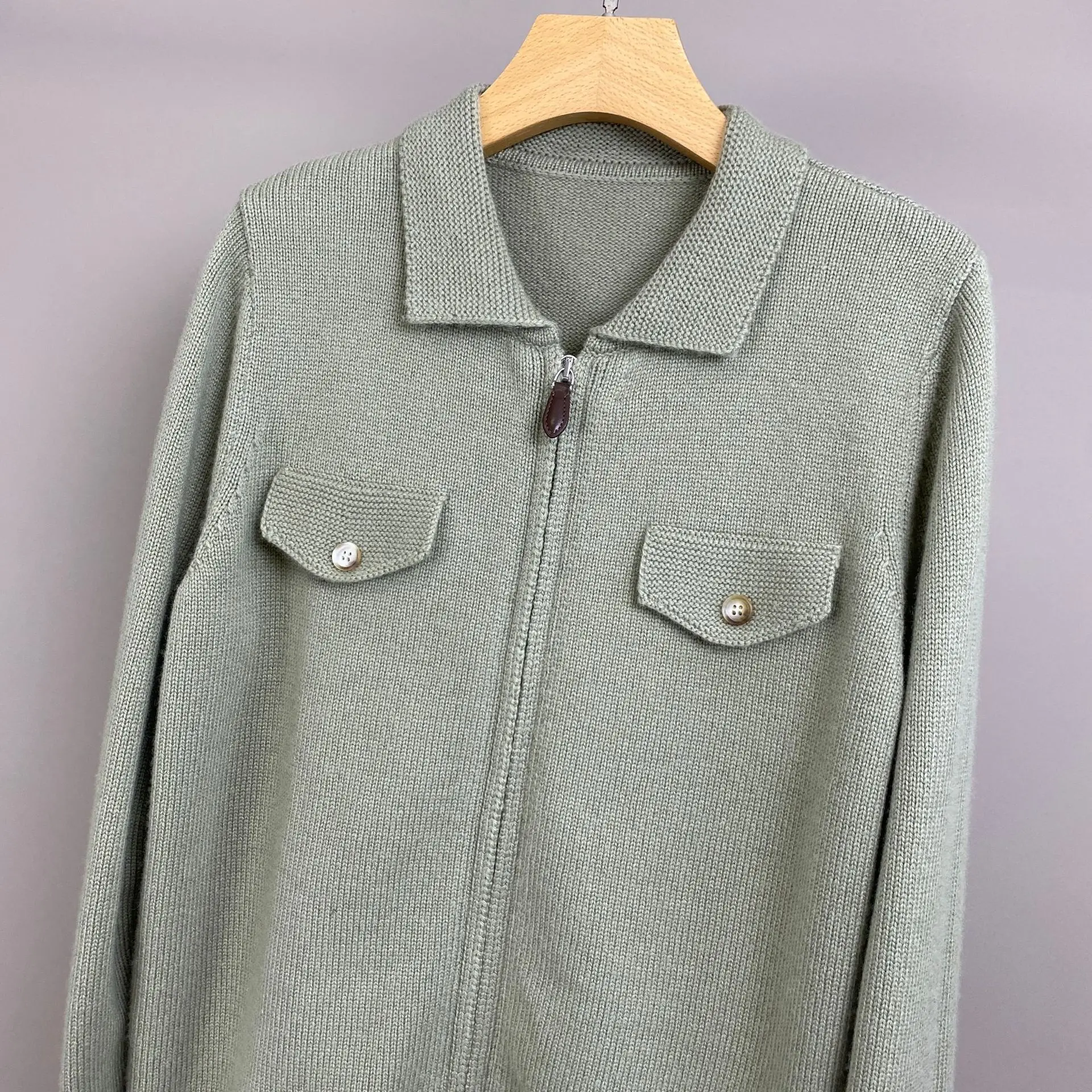 เสื้อคาร์ดิแกนไหมแคชเมียร์ถัก สีพื้น ซิปติดปก สไตล์ใหม่ ฤดูใบไม้ร่วงและฤดูหนาว ปี 2025 แฟชั่นทันสมัย ใส่ได้หลากหลาย สไตล์ลำลอง สำหรับผู้หญิง