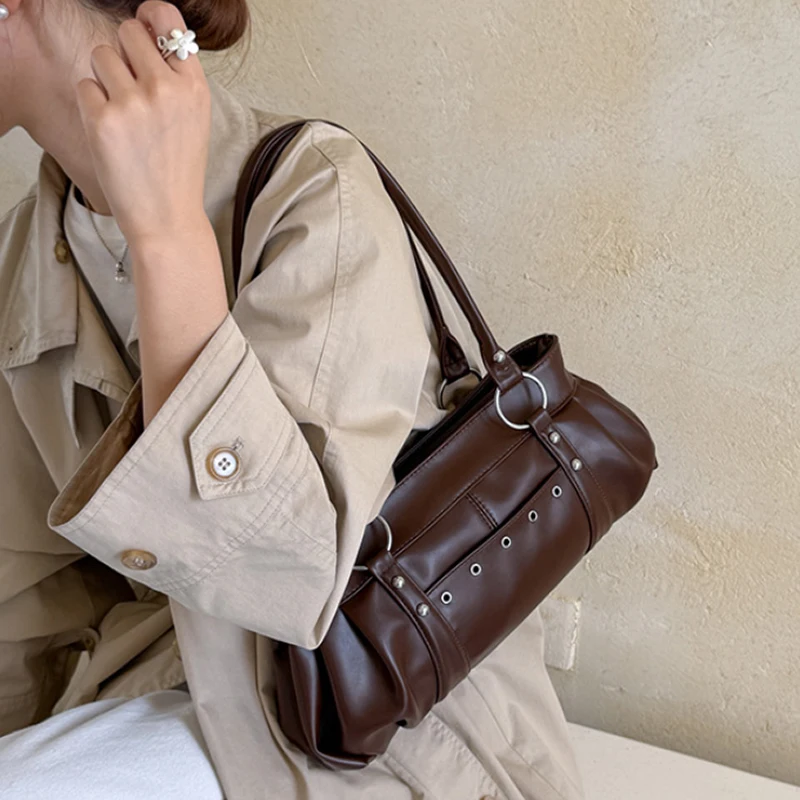 Metallnietenverzierte Unterarm-Schultertasche, Damen Einfarbige Preppy Pendler-Handtasche mit Nieten-Dekor, Koreanische Y2k Mädchen Weiche Casual Tragetasche – Detail 13