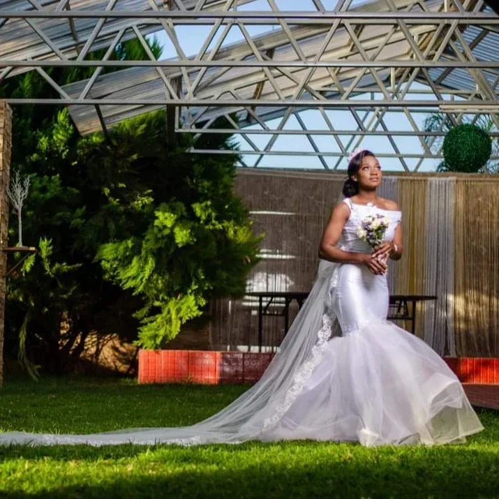 Maßgeschneidertes schulterfreies Meerjungfrau-Hochzeitskleid mit Sweep-Zug und Garten, ärmellose Brautkleider mit Applikationen