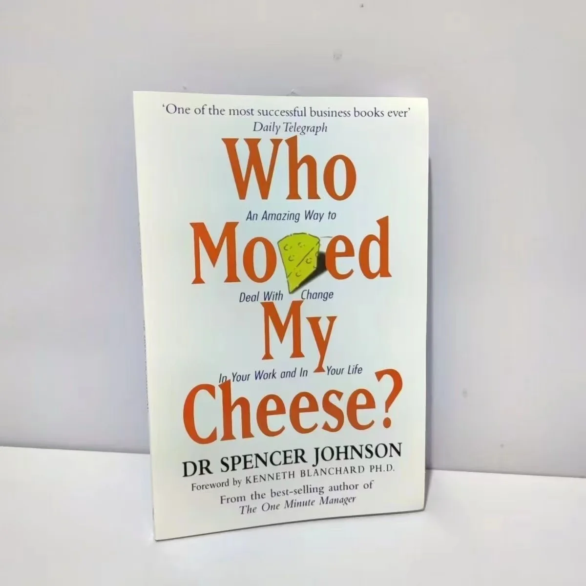 Who Moved My Cheese versión en inglés del libro novedoso, Paperback en inglés