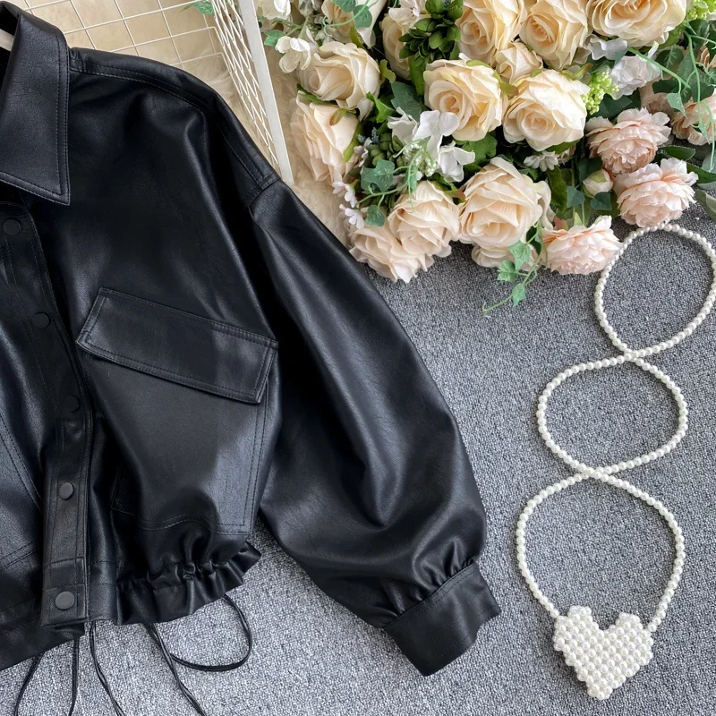 Giacca da motociclista da donna a maniche lunghe con risvolto tascabile grande con orlo in vita con coulisse in ecopelle nera casual nuova primavera