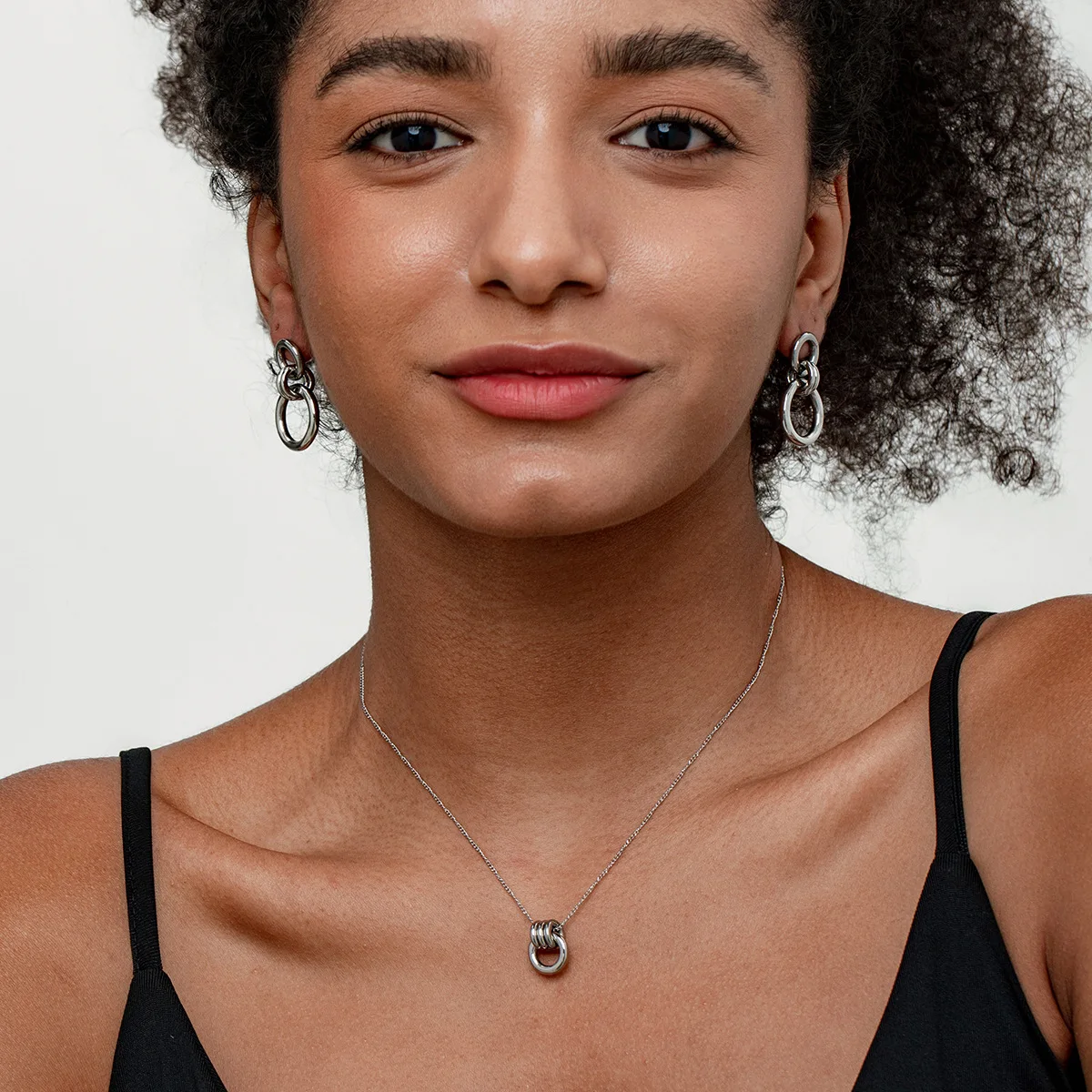 

Stainless Steel Two-color Pendant Necklaces for Women Chokers Trend Fashion Festival Party Gift Round Wire Post Jewelry