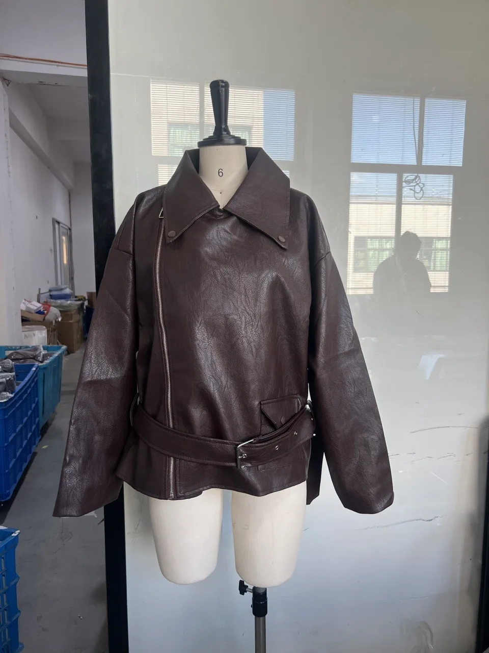 

Повседневные темно-красные кожаные короткие куртки на молнии для женщин с длинным рукавом и шнуровкой с лацканами, свободное пальто на пуговицах, женская повседневная уличная одежда 2025