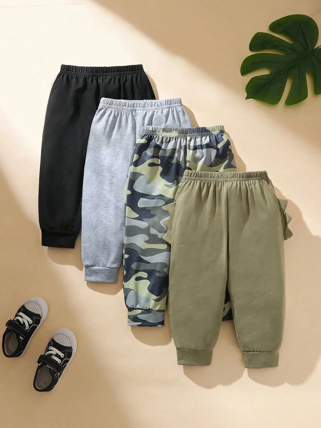 

Комплект из 4-х штук: повседневные джоггеры для малышей с камуфляжным принтом и динозаврами, мягкий трикотаж из смесового хлопка