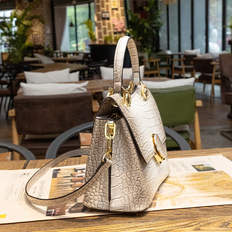 2023 new crocodile print fashion high-grade hand bill of lading shoulder crossbody bag