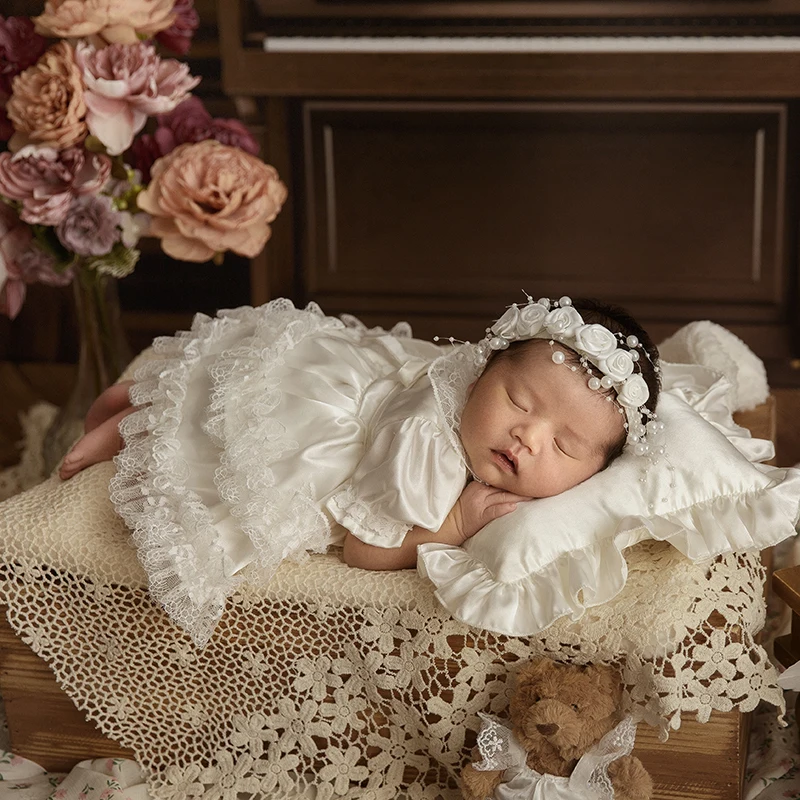 Roupa recém-nascida para crianças, vestido pequeno, tema do terno do casamento, boneca do urso, lâmpada de mesa pequena, adereços do estúdio, estilo britânico