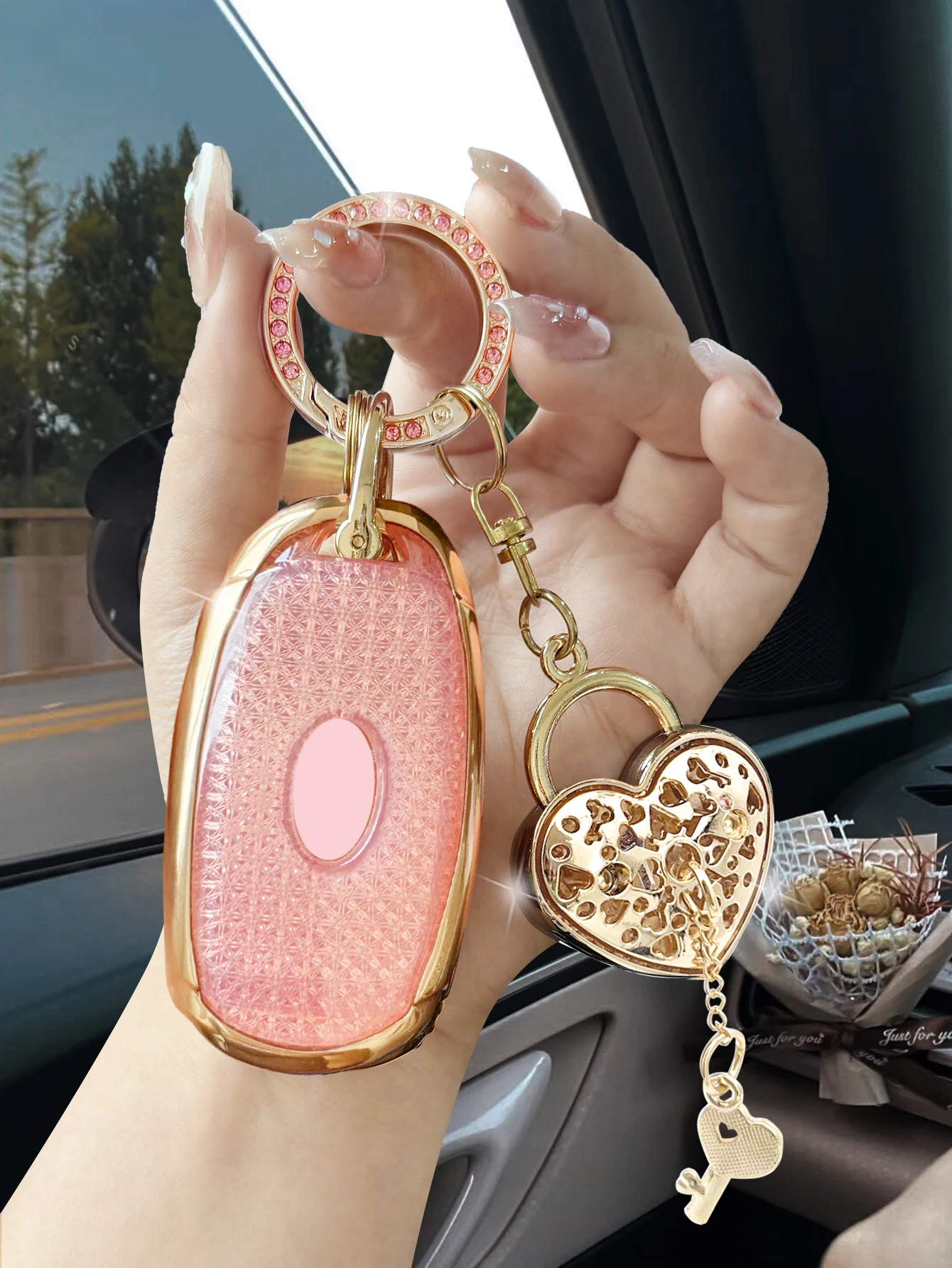 Modern Elantra Carnival ix35 Sonata Yuedong New Shengda+High end men's and women's pink diamond heart-shaped lock keychain+Car c