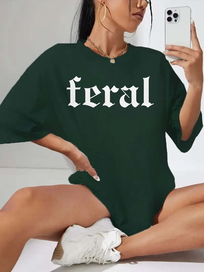 Koszulka Plus Size z grafiką \"Feral Letter\" dla bezproblemowej elegancji i modnej mody.