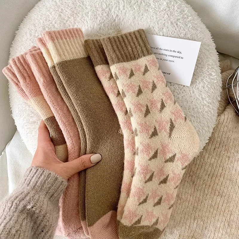 

4 Pairs Ladies Winter Thick Mid Tube Towel Socks Fashionable Stripes Warm Plush Soft Comfortable Home Outdoor Leisure Socks