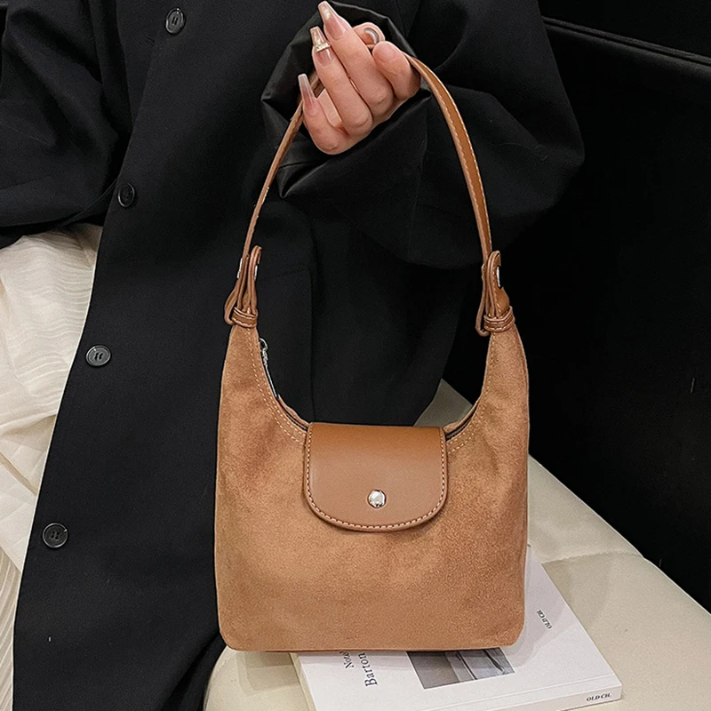 Bolsa Vintage de Camurça em Forma de Lua Crescente com Alça de Couro e Fecho de Metal, Bolsa de Ombro Chic para Mulheres