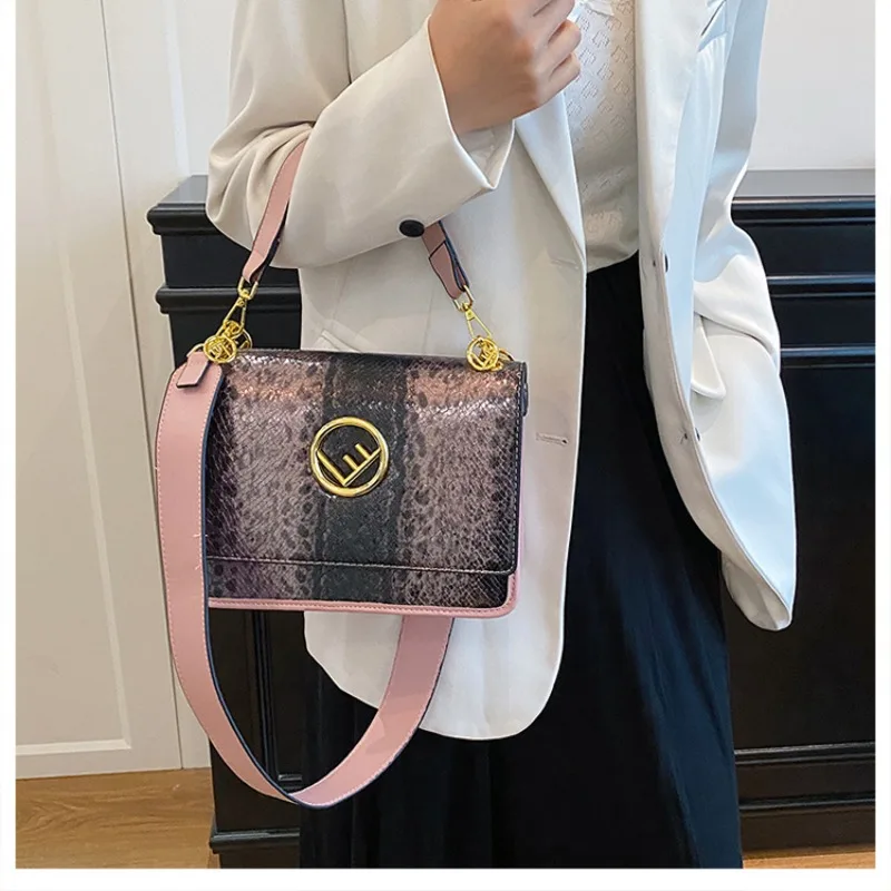 

Минималистичная квадратная сумка через плечо 2025 года, просторная кожаная сумка через плечо для женщин, универсальный кошелек для повседневного использования и путешествий