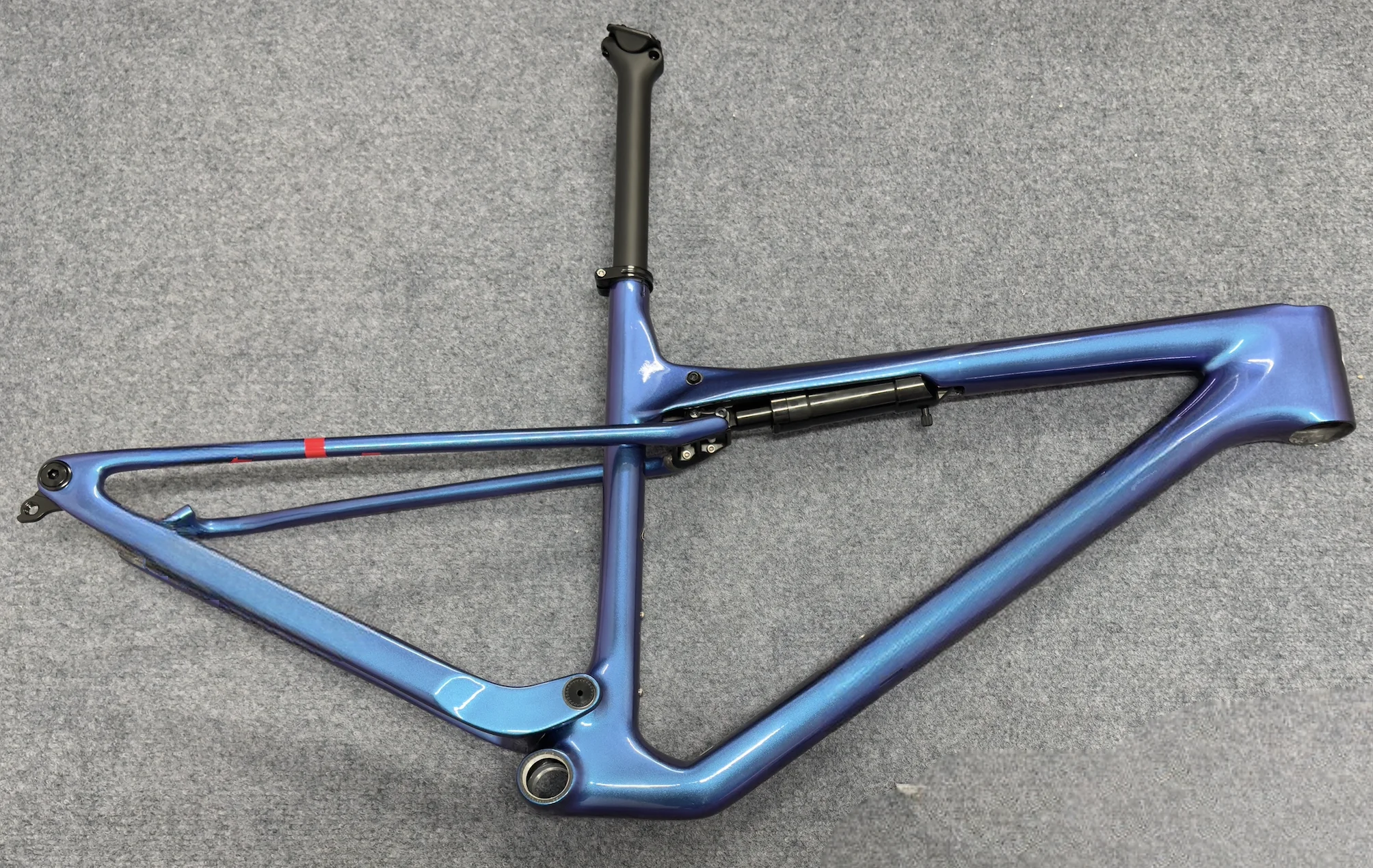 

High quality mountain suspension carbon frame threaded BB clever air spring 215mm 29er no brain MTB carbon frameset