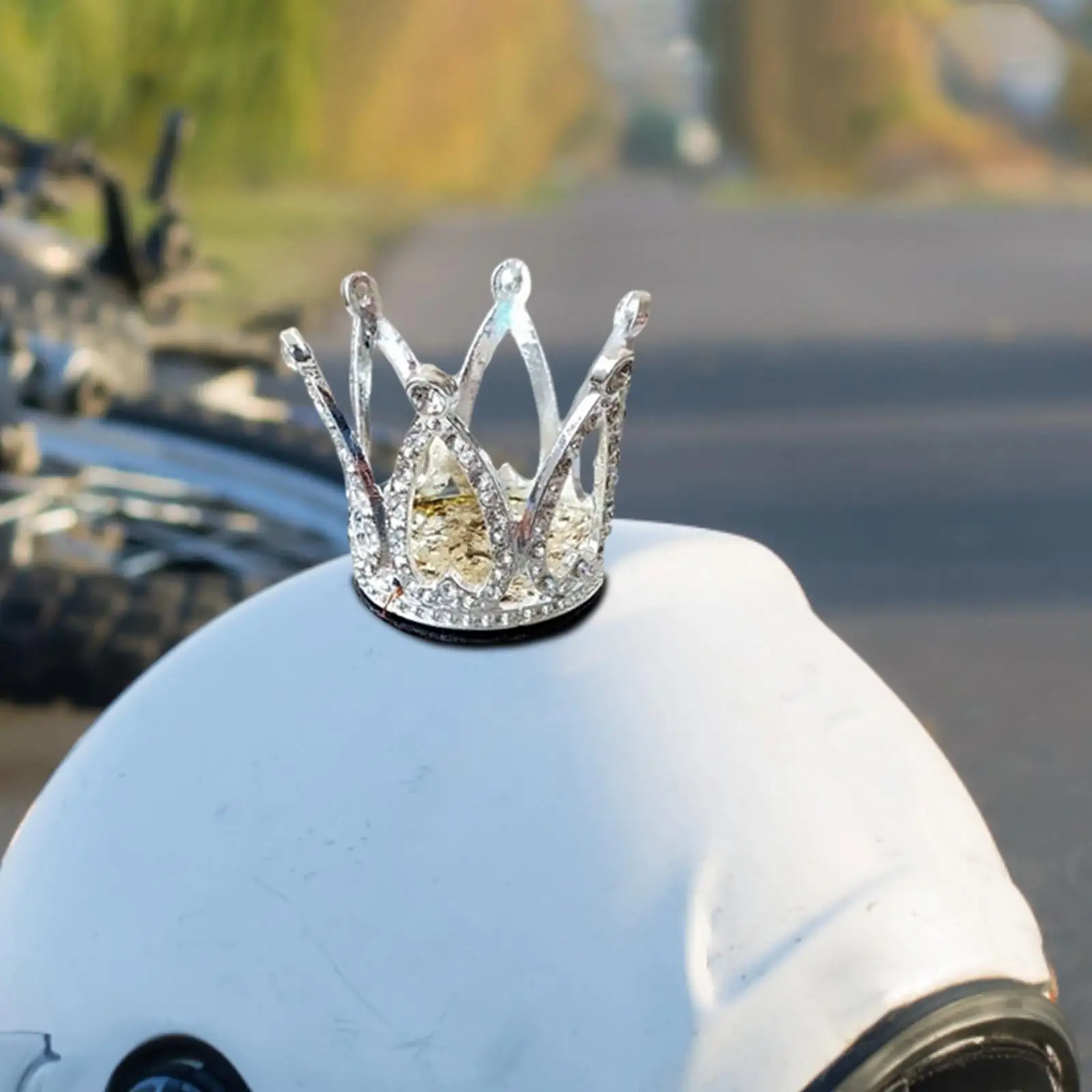 خوذة التزلج على شكل تاج ديكور إبداعي من خليط معدني كريستالي ملحقات خوذة الدراجة النارية للرياضات الثلجية في الهواء الطلق