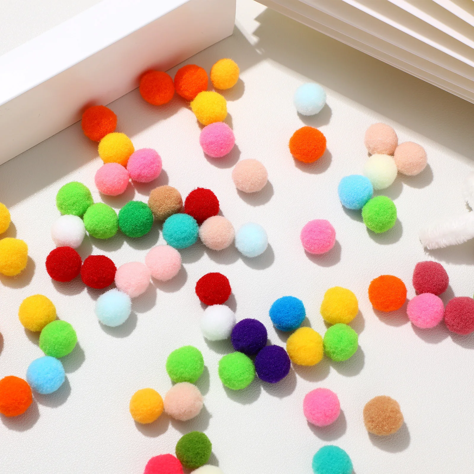 1000 peças pompons sortidos para artesanato, atividades de arte infantil, projetos artesanais, elementos decorativos, suprimentos para uso em sala de aula
