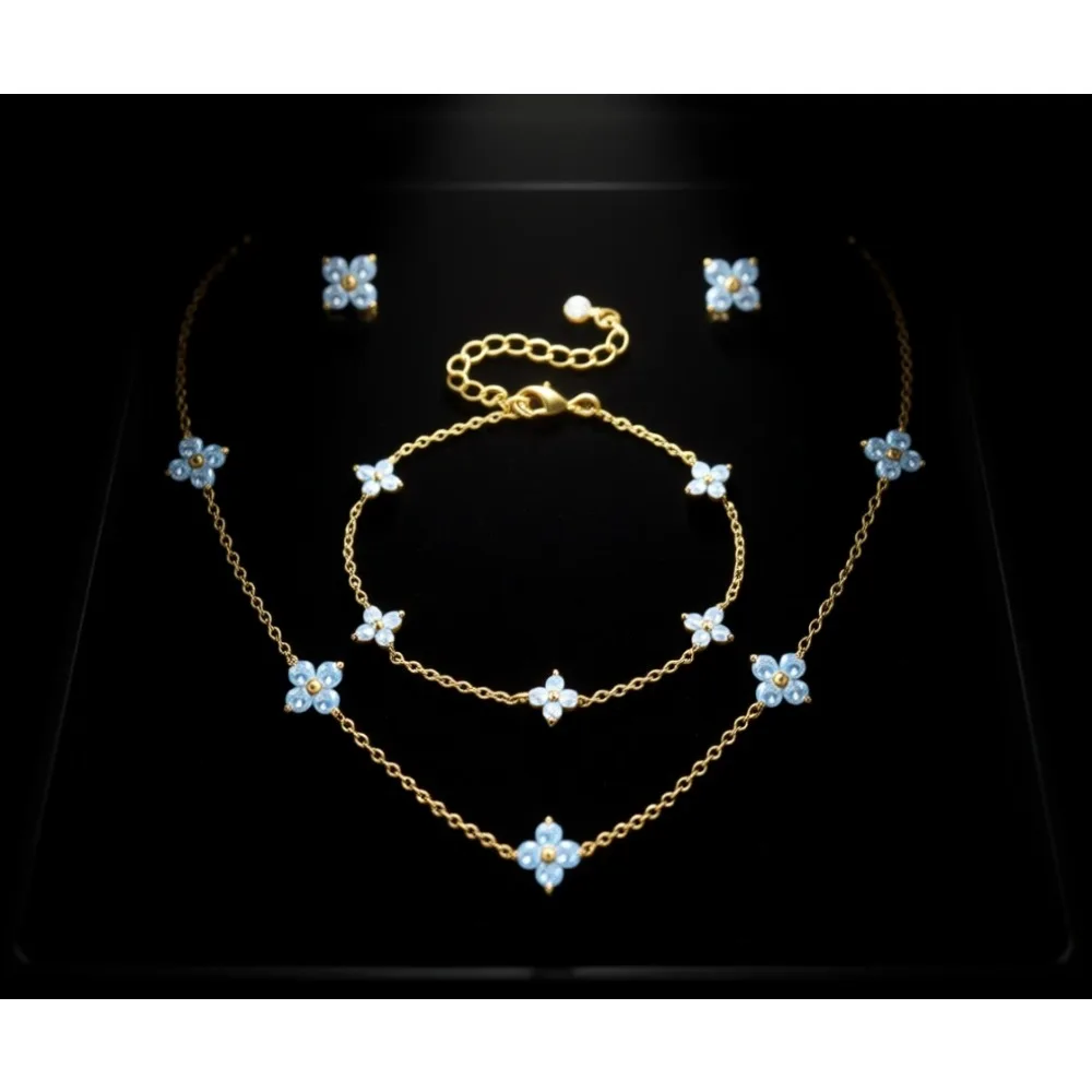 

Изысканный позолоченный комплект украшений с фианитами: колье-чокер с цветочным кулоном, серьги-гвоздики, браслет-клевер для свадьбы, выпускного вечера, невест