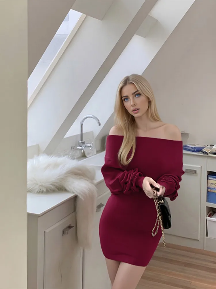 فستان قصير محبوك أحمر غير رسمي للنساء موضة بدون حمالات عاري الكتفين عالي الخصر فساتين قصيرة ضيقة 2025 فساتين عطلة للسيدات في الشارع