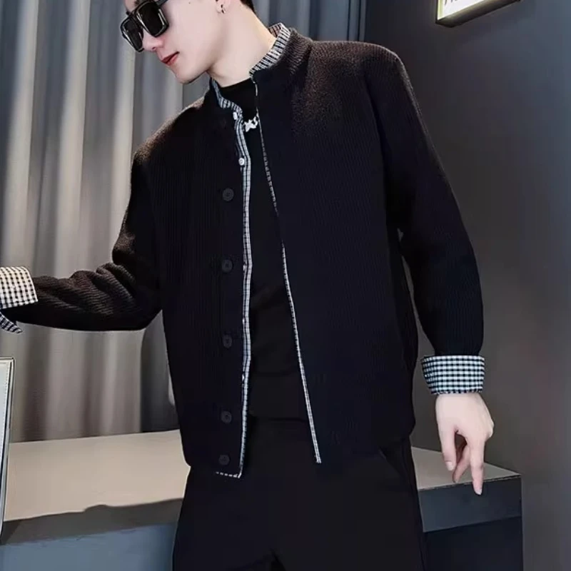 เสื้อสเวตเตอร์คาร์ดิแกนผู้ชายแบบสองชิ้นปลอมสำหรับฤดูใบไม้ร่วงและฤดูหนาว เสื้อถักคอตั้ง กระดุมแถวเดียว สไตล์ลำลองและธุรกิจ