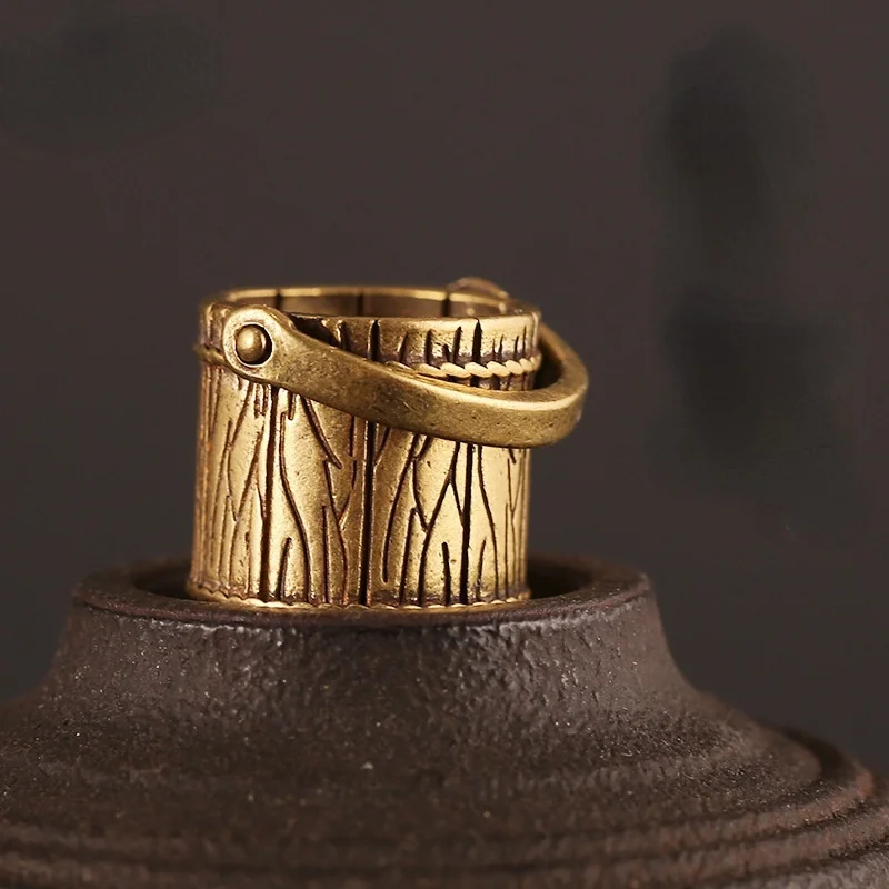 Llavero vintage de cobre con mini barril de latón y amuleto