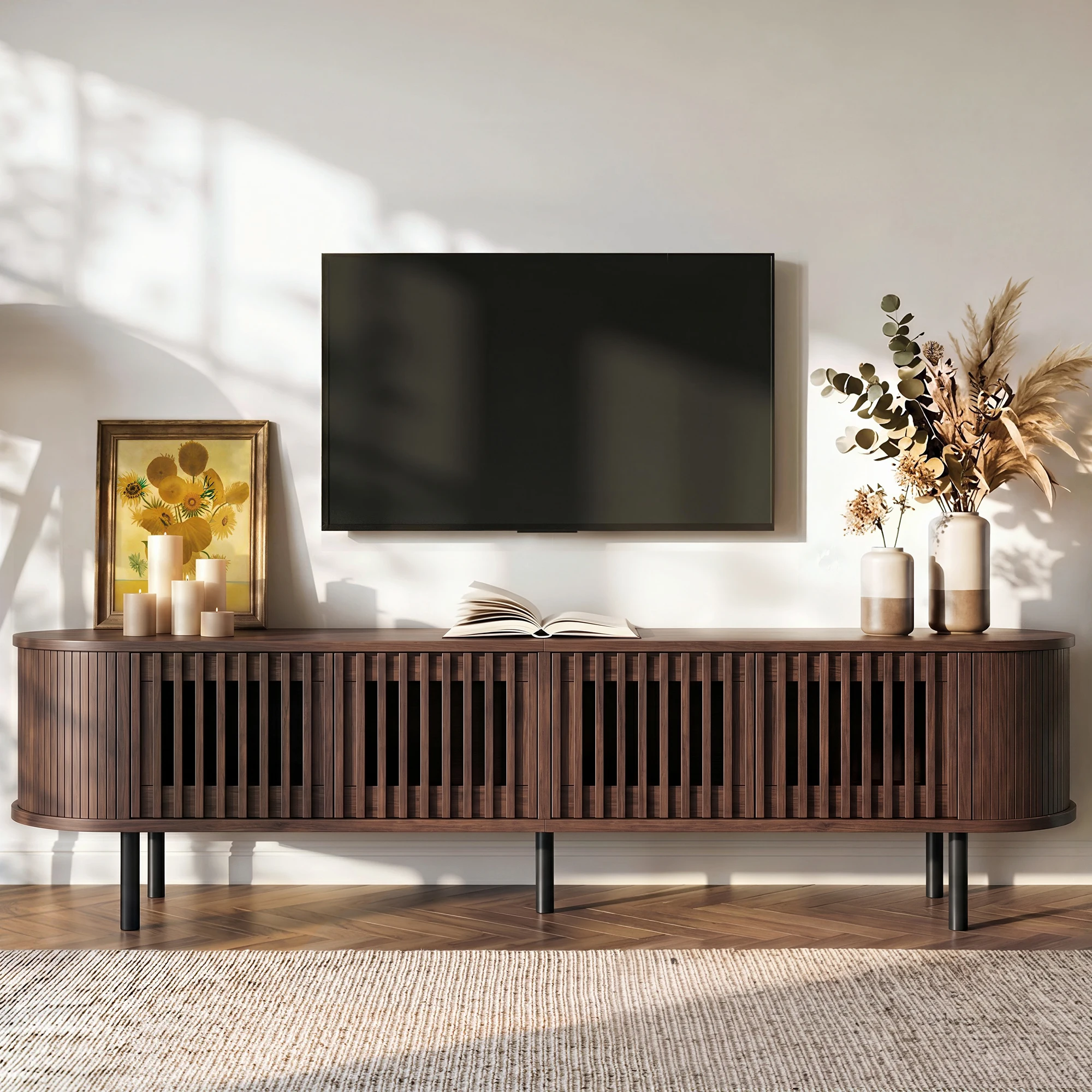 Meuble TV moderne en noyer pour téléviseurs jusqu'à 75 pouces, 178x39.5x49.5cm, meuble bas avec 4 portes à lattes, dessus incurvé, charnières amorties, gestion des câbles, MDF, pour salon et chambre